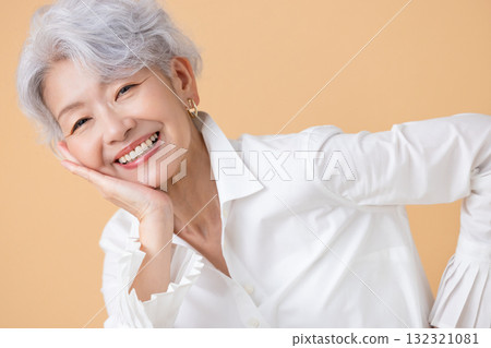 一個白髮女人的高級女人肖像 132321081