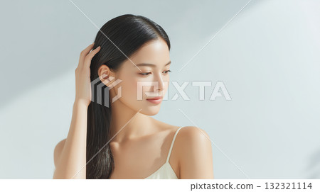 一位女士正在打理頭髮[美容廣告] 132321114