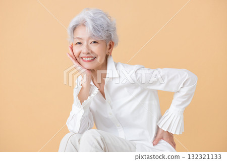 一個白髮女人的高級女人肖像 132321133