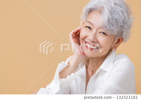 一個白髮女人的高級女人肖像 132321181