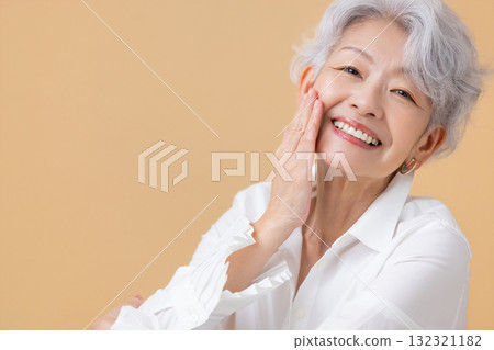 一個白髮女人的高級女人肖像 132321182