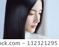 擁有美麗、有光澤的黑髮的日本女性：用於護髮、美容廣告和美容院 132321295