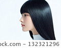 擁有美麗、有光澤的黑髮的日本女性：用於護髮、美容廣告和美容院 132321296