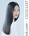 擁有美麗、有光澤的黑髮的日本女性：用於護髮、美容廣告和美容院 132321297