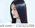 擁有美麗、有光澤的黑髮的日本女性：用於護髮、美容廣告和美容院 132321298