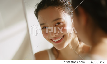 一位女士正在進行皮膚護理[美容廣告] 132321397