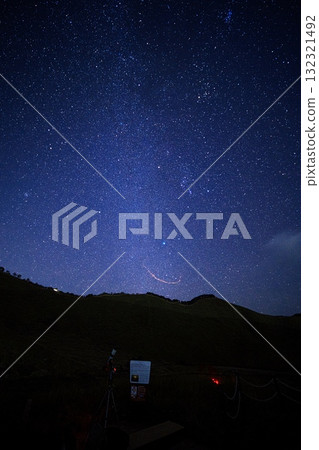 曾尼高原上紫芒環繞的火流星和流星軌蹟的間歇攝影 5 曾尼高原上紫芒環繞的火流星和流星軌蹟的間歇攝影 5 132321492
