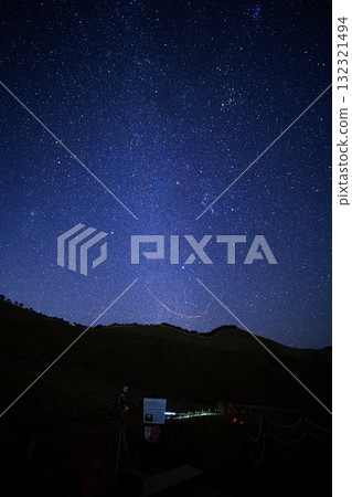 曾尼高原紫芒環繞，火流星和流星軌蹟的間歇拍攝 7 132321494