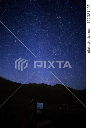 紫芒環繞的曾尼高原火流星和流星軌蹟的間歇拍攝 8 132321495