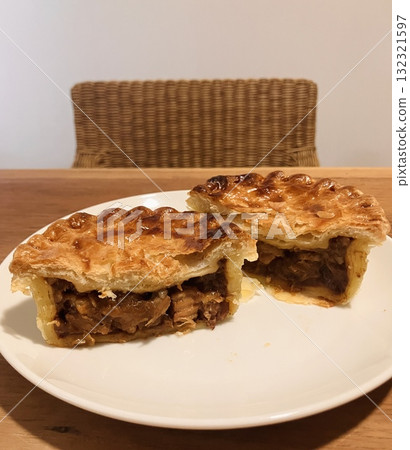 盤子上自製肉餅的橫切面 132321597