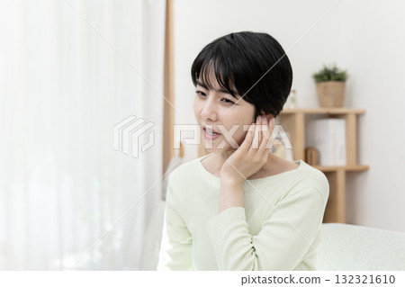 聽力損失的女性,突發性聽力損失 聽力損失的女性,突發性聽力損失 132321610