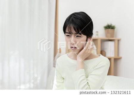 聽力損失的女性，突發性聽力損失 132321611
