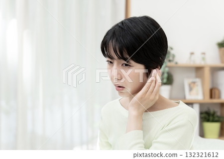 Woman with hearing loss, sudden hearing loss 132321612