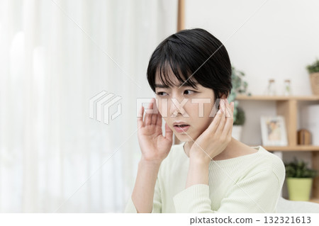 Woman with hearing loss, sudden hearing loss Woman with hearing loss, sudden hearing loss 132321613