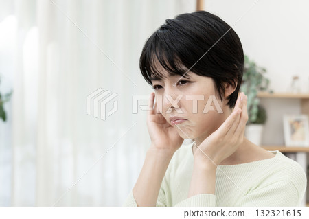 聽力損失的女性,突發性聽力損失 聽力損失的女性,突發性聽力損失 132321615