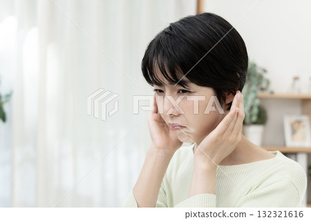 聽力損失的女性,突發性聽力損失 聽力損失的女性,突發性聽力損失 132321616