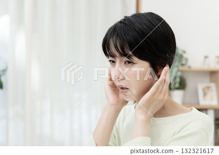 聽力損失的女性,突發性聽力損失 聽力損失的女性,突發性聽力損失 132321617