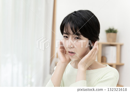 聽力損失的女性,突發性聽力損失 聽力損失的女性,突發性聽力損失 132321618