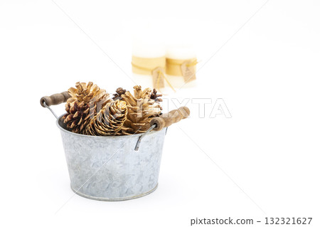Pine cone + tin flowerpot_02 132321627