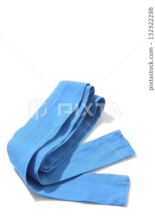 白色背景下拍攝的藍色頭帶 132322286