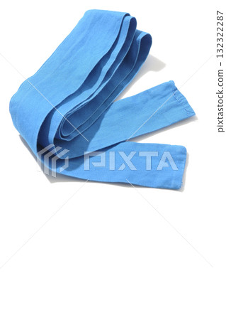 白色背景下拍攝的藍色頭帶 132322287