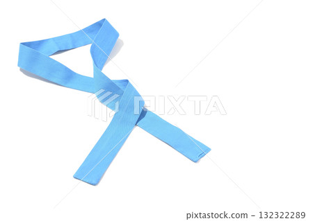白色背景下拍攝的藍色頭帶 白色背景下拍攝的藍色頭帶 132322289