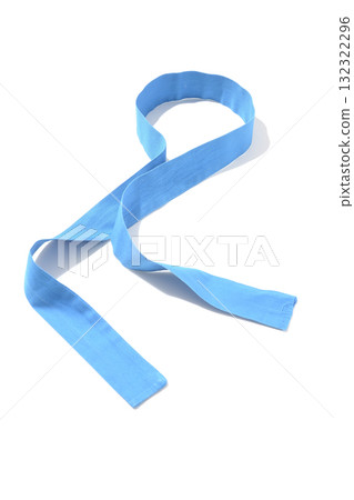 白色背景下拍攝的藍色頭帶 132322296