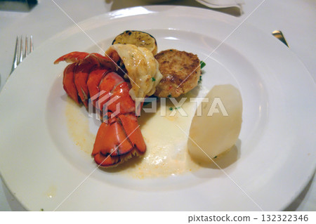 鑽石公主號豪華遊輪上的餐食 鑽石公主號豪華遊輪上的餐食 132322346