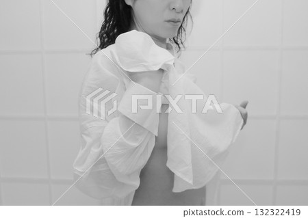 洗完澡後穿著白襯衫的女人 洗完澡後穿著白襯衫的女人 132322419