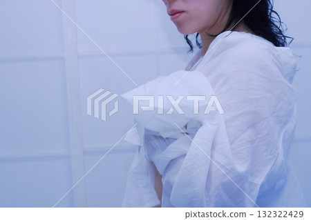 一個穿白襯衫的女人 一個穿白襯衫的女人 132322429