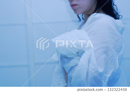 一個穿白襯衫的女人 一個穿白襯衫的女人 132322430