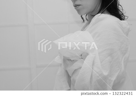 一個穿白襯衫的女人 132322431