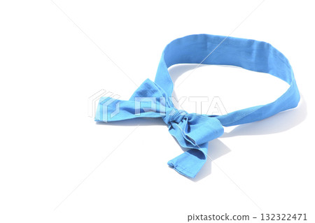 白色背景下拍攝的藍色頭帶 白色背景下拍攝的藍色頭帶 132322471