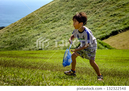 <素材> 秋天的公園裡,一個男孩在捉昆蟲 <素材> 秋天的公園裡,一個男孩在捉昆蟲 132322548