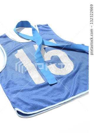 白色背景下拍攝的藍色圍兜和藍色頭帶 白色背景下拍攝的藍色圍兜和藍色頭帶 132322669