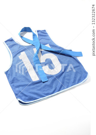 白色背景下拍攝的藍色圍兜和藍色頭帶 白色背景下拍攝的藍色圍兜和藍色頭帶 132322674