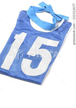 白色背景下拍攝的藍色圍兜和藍色頭帶 白色背景下拍攝的藍色圍兜和藍色頭帶 132322677