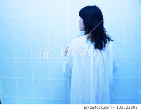 一位身穿長衫的女子站在障子屏風前的背影 132322692