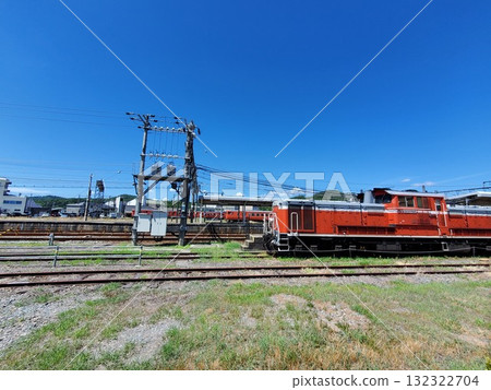 豐岡車站的柴油機車DD51貨運列車 132322704