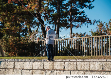 [Ako Seaside Park] People standing 132322822