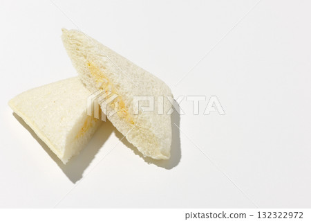 白色背景下拍攝的雞蛋三明治 132322972