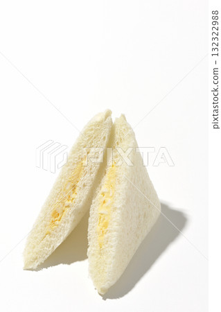 白色背景下拍攝的雞蛋三明治 132322988