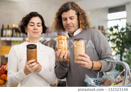 Husband and wife choose beans Husband and wife choose beans 132323148