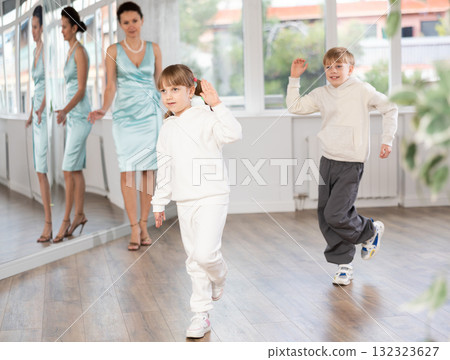 Boy and girl train to dance contemporary vigorous hip hop during classes. 132323627