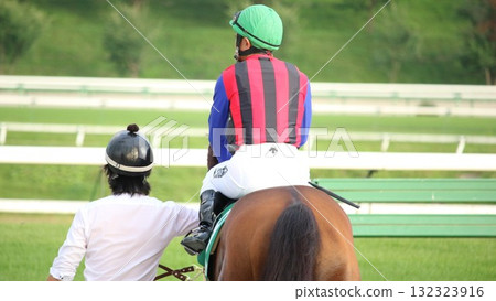 賽馬進入主賽馬場 132323916