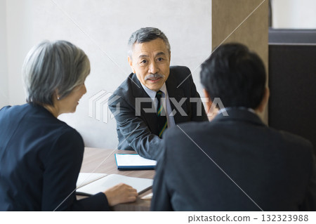 高級商人在會議上熱情地解釋(商務談判,三個人,嚴肅) 高級商人在會議上熱情地解釋(商務談判,三個人,嚴肅) 132323988