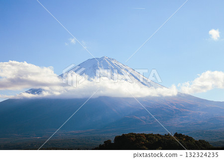 透過金色的芒草，可以看到雄偉的富士山，雲霧繚繞 132324235