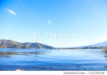 秋日晴朗的河口湖：水面一片寂靜 132324236