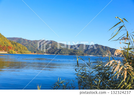 河口湖的寧靜景色，遠處倒映著富士山 132324237