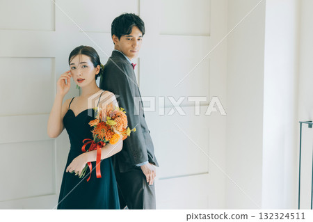 彩色禮服的新娘形象 132324511